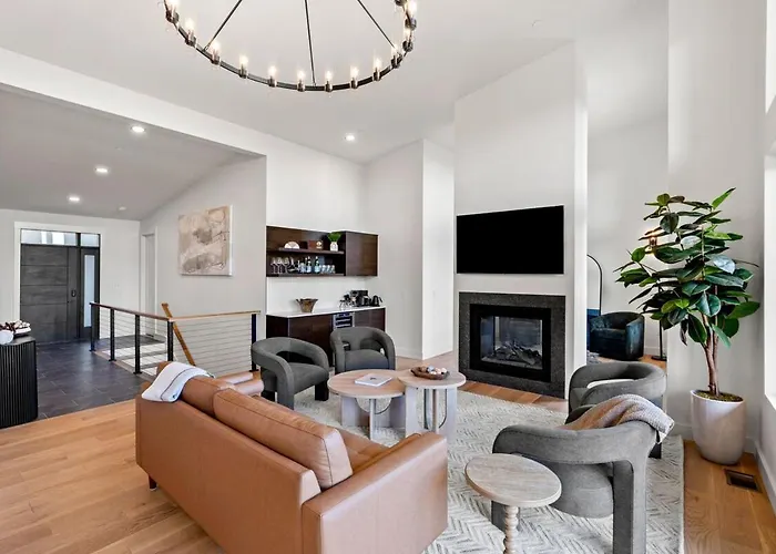 Luxury Mountain Estate, Sleeps 12, Theater, Games & Hot Tub