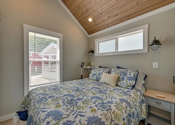 Pool + Fishing Dock Access! Lake Norman Getaway