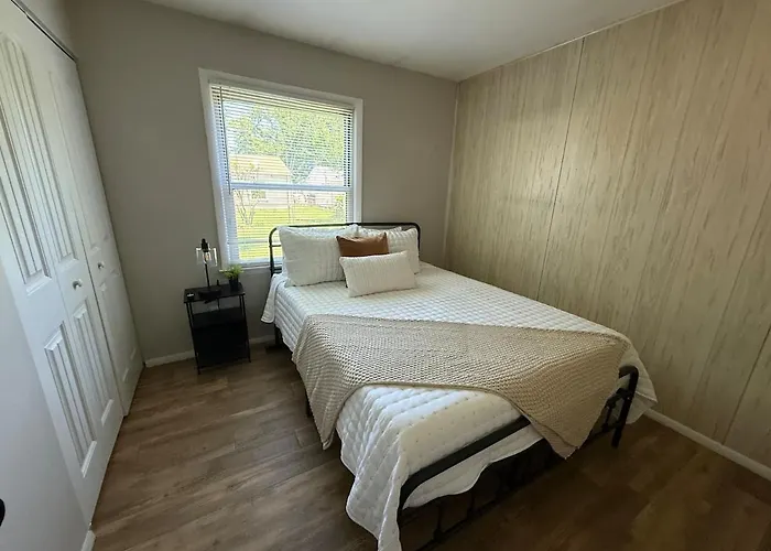 Charming 3 Bedroom Near Shopping Extended Stays Welcome