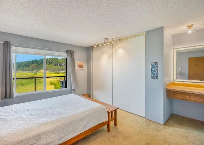 Hi-Tide Resort Top Floor Queen Bed Unit 32