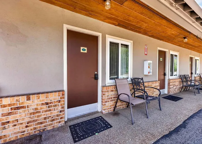 Eagle Motel Suite 114