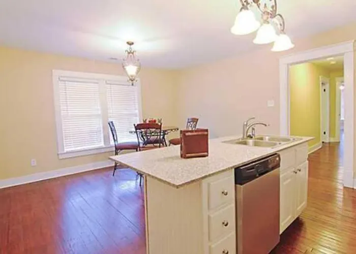 Spacious 2Br Condo Near Wilson Park And Live Music