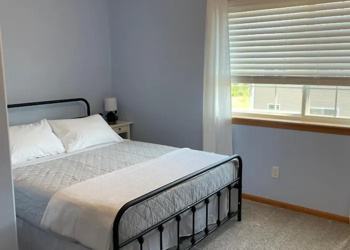 Stunning Executive Townhome In Private Hoa