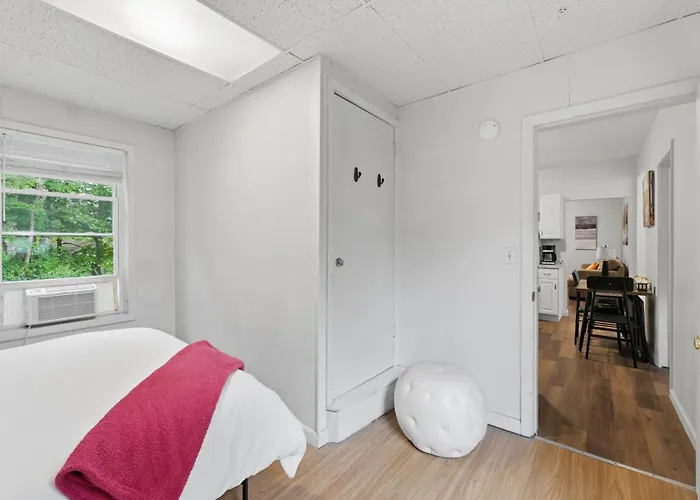 Amherst Retreat - Pet Friendly - Near Colleges