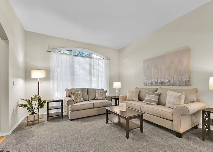 The Promenade Luxury Home And Yard