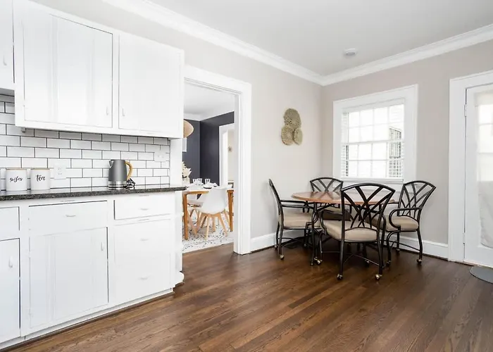 Emerywood Retreat - Chic Interiors In A Premier Neighborhood