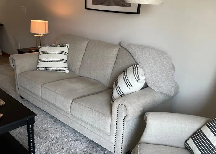 Stunning Executive Townhome In Private Hoa