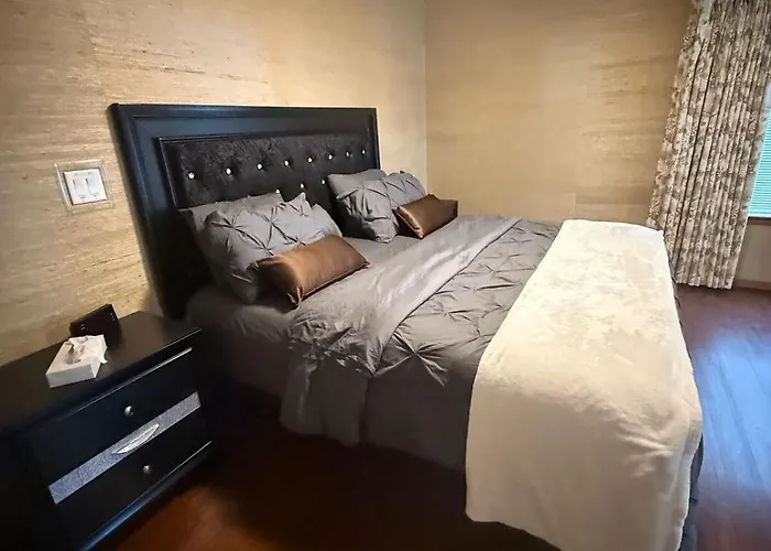 Elegant Peaceful Lakefront Escap