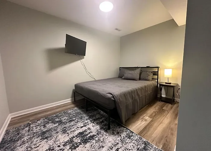 Contractor/Family Hub-3 Living Areas - Sleeps Many