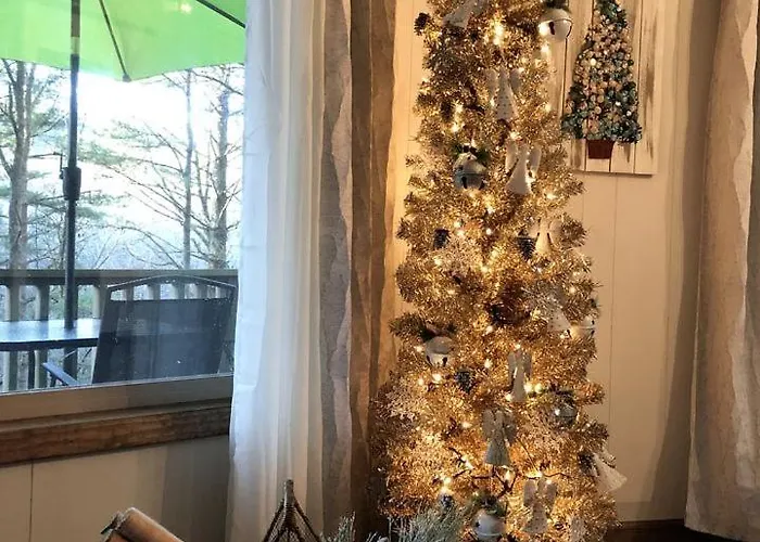 Rustic Tree Top Cabin In Sky Valley, Georgia