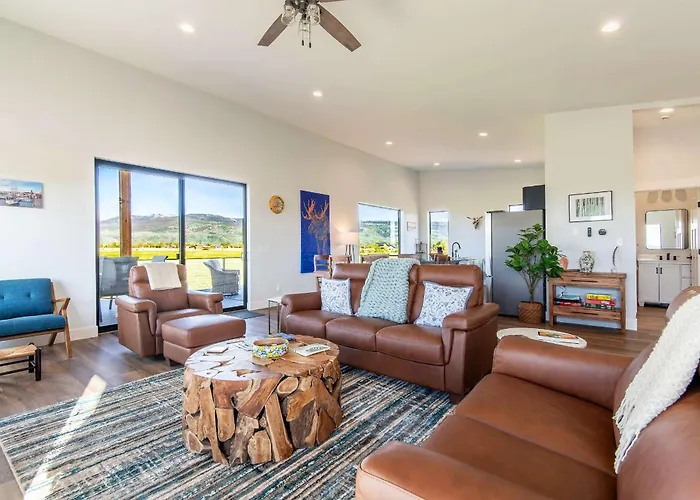 Upper-Level Living Stars Hottub Mtn Views Pets