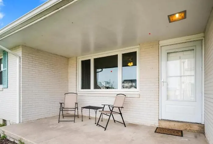 Comfy 3-Bedroom Near The Beach With A Pool & Grill
