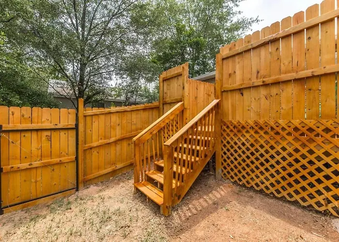 1Br Home Fenced Yard Workspace Pet Playground