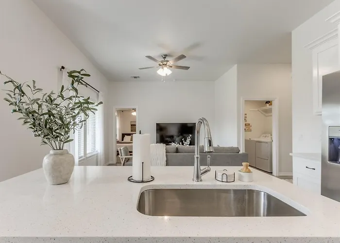 Piper Place A Modern Stay In Moore