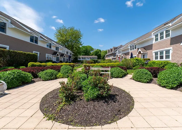 Hampton Bays Townhouse - Pool Beach Access