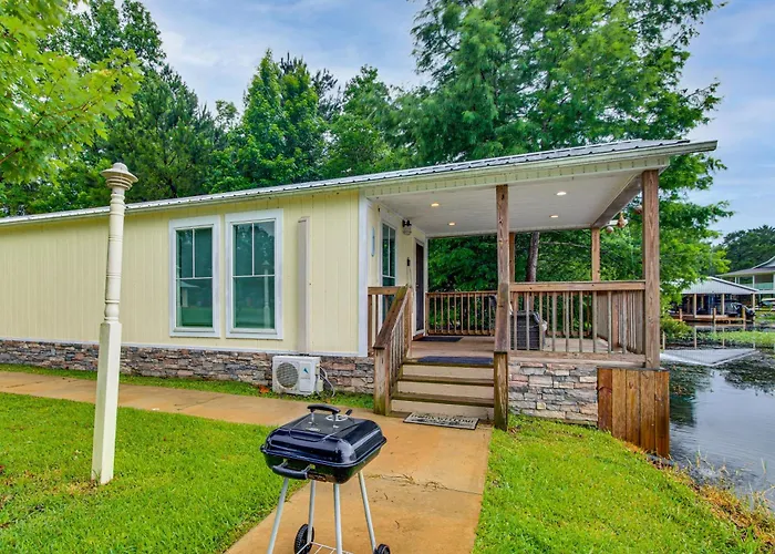 Waterfront Couples Retreat W/ Views In Andalusia!