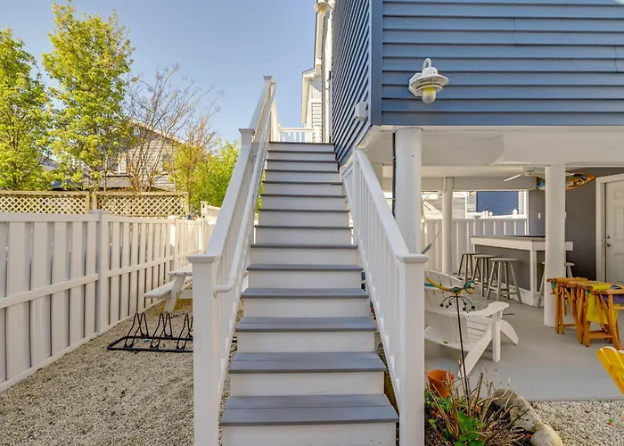 Walk To Bay Village, Beaches & More! Cozy Cottage