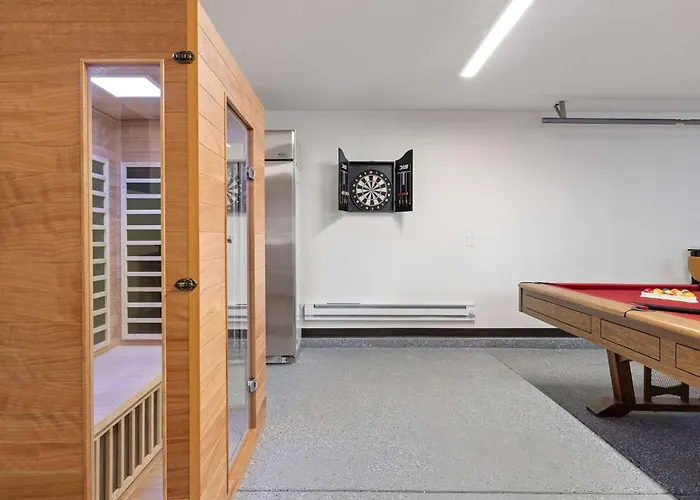 Spacious Home With Game Room Hot Tub & Sauna
