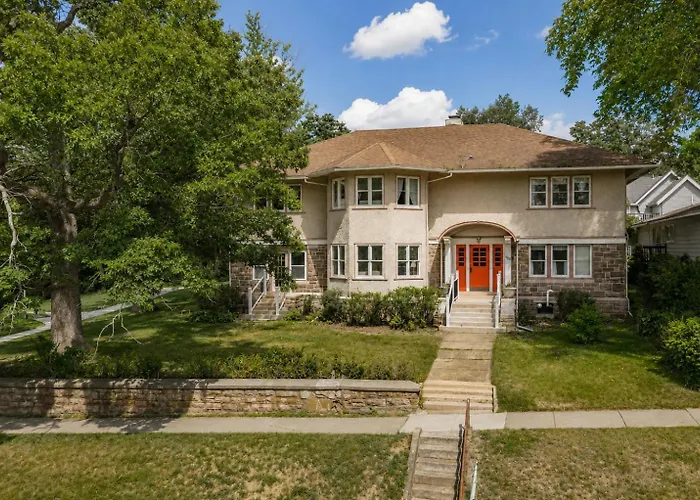 Frank Lloyd Wright-Inspired Mansion On Riverwalk