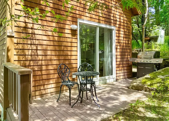 Two-Level Unit W/ Patio, Deck, Firepit, Private Washer/ Dryer, And Free Wifi