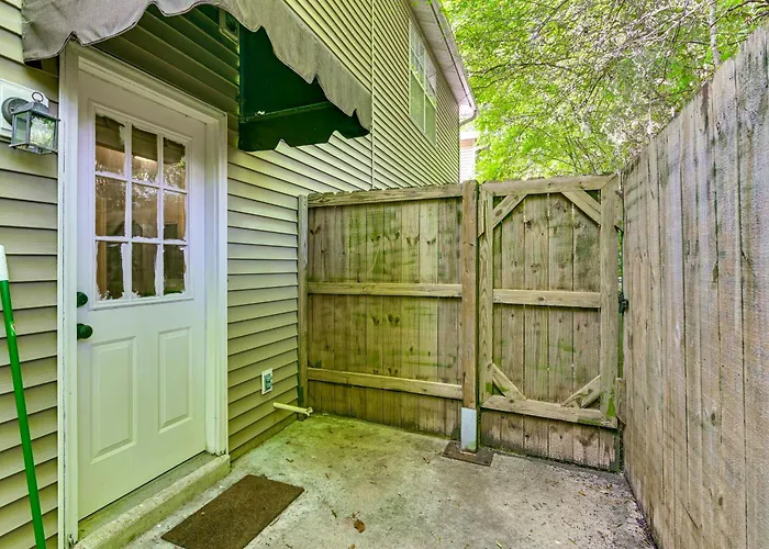 Near Msu & Historic Cotton District! Condo W/ Pool