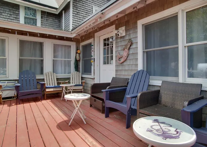 Walk To Beach! Oak Bluffs Home & Studio
