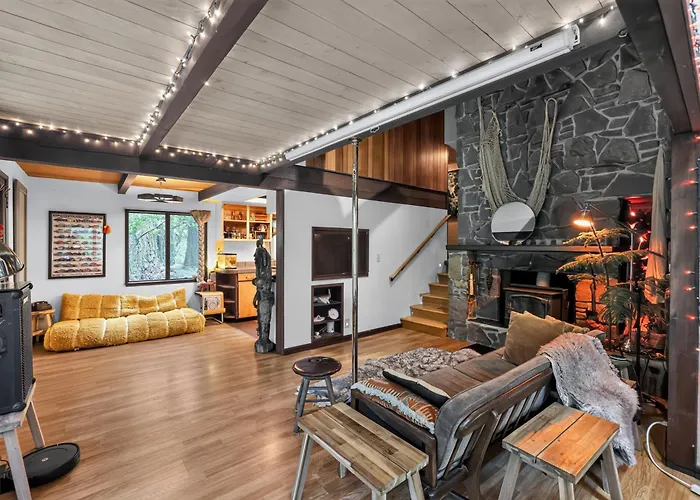 Woodland Home Near The Gorge - Private Deck Home