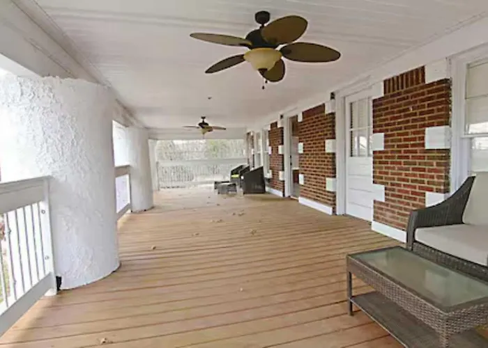 Modern Florence Suite Near Una With Patio Sleeps 4