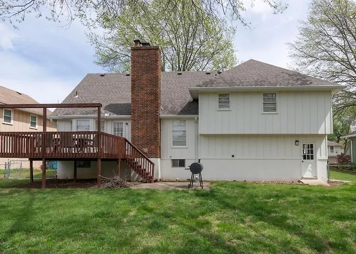 Spacious Retreat 4 Bedroom Huge Yard, Deck