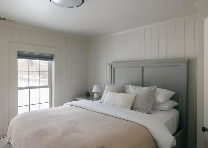 The Winterberry Farmhouse - In-Town Modern Retreat