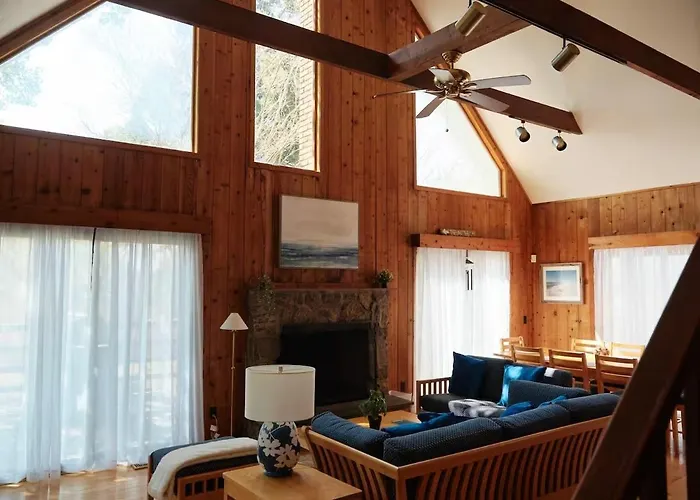 Charming Amagansett Retreat Near Ocean Beaches