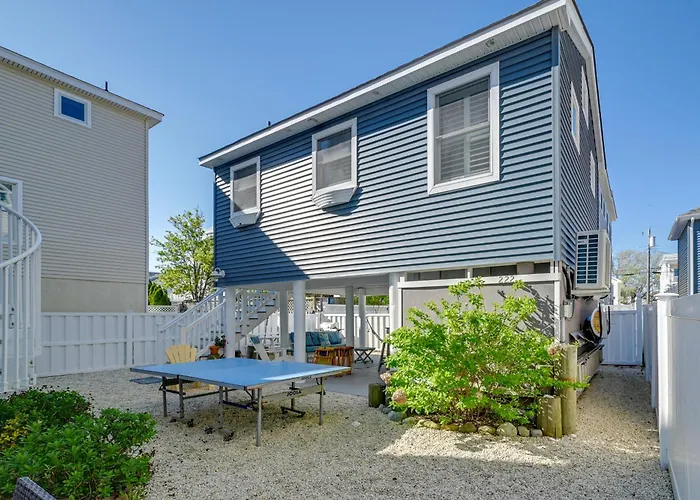 Walk To Bay Village, Beaches & More! Cozy Cottage