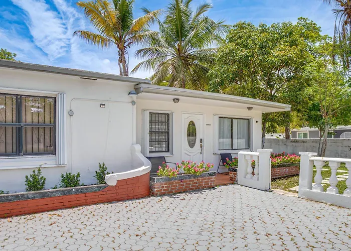 Sunny Pool Days! North Miami Home Base Near Beach