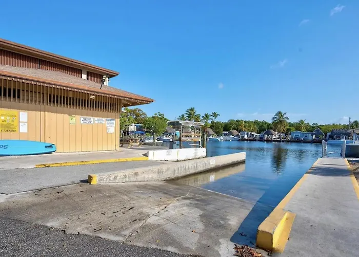Beachside Retreat With Pool, Boat Ramp Dock For Rent