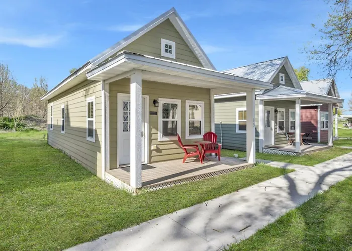 The Theatre District Of Okoboji - The Playbill Cottage