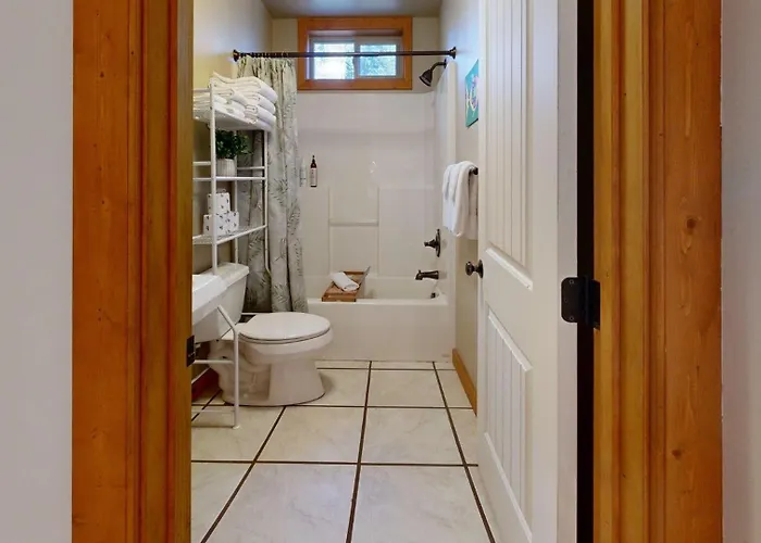Pet-Friendly Cabin Fenced Yard Near Lake