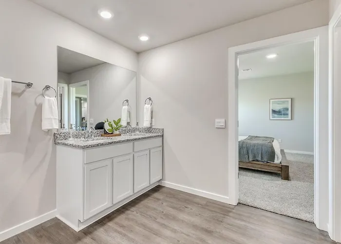 Modern Comfort In The Heart Of Broken Arrow!