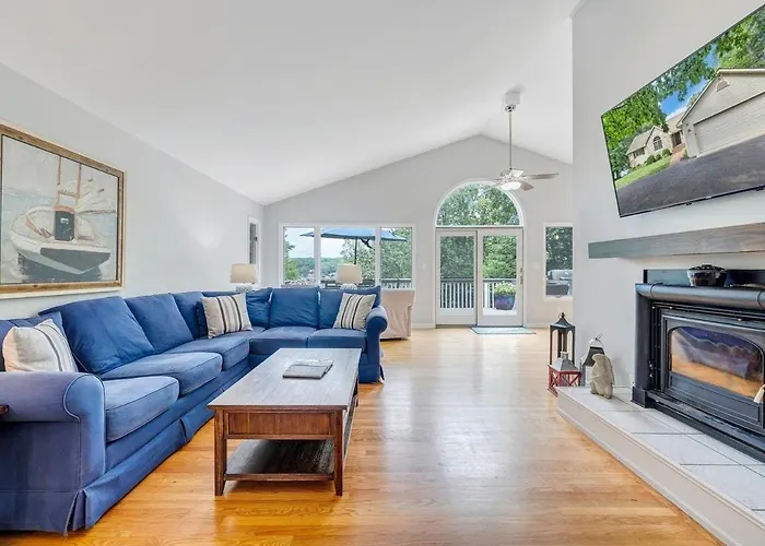The Lake House On Sunset Point - Lakefront Home With Private Dock & Pool Table