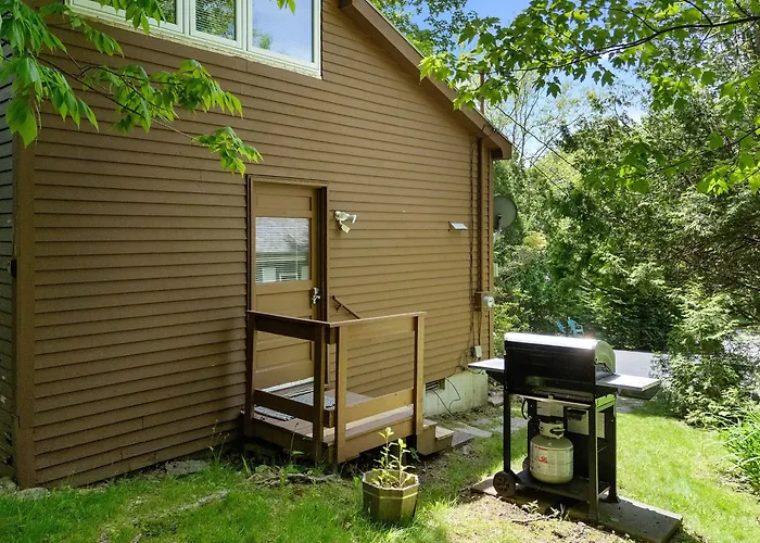 Alluring Home With Full Kitchen, Furnished Patio, Washer/Dryer & Private Yard
