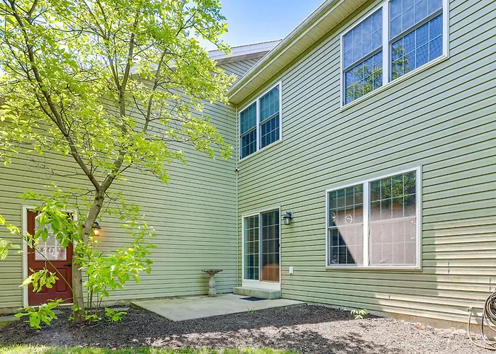 5 Mi To Downtown: Pet-Friendly Lancaster Getaway