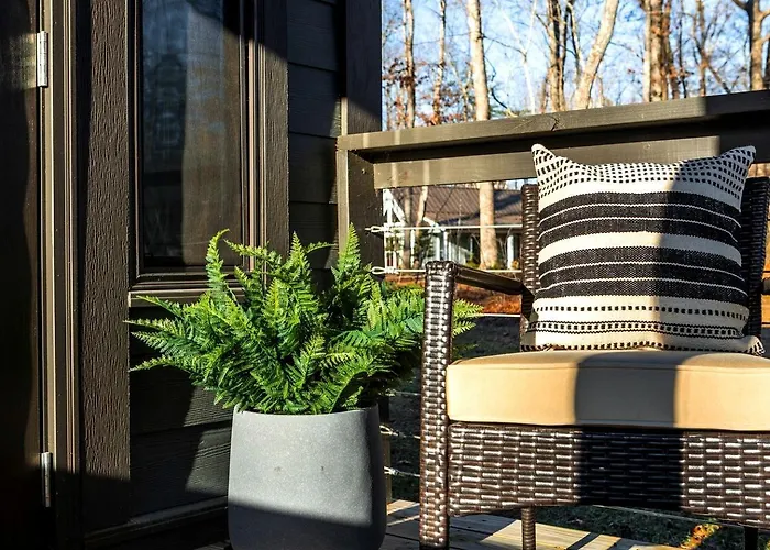 Peaceful Pine Tiny House Retreat Near South Cumberland State Park, Monteagle, Tn