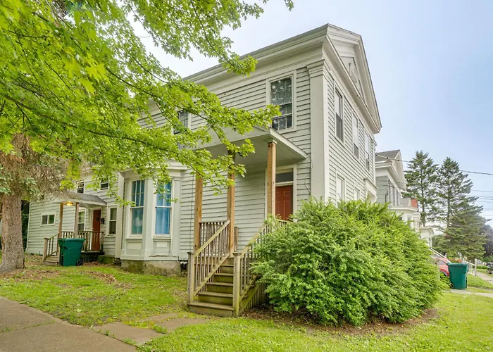 Walk To Lake Ontario, Shops & Eats! Charming Home