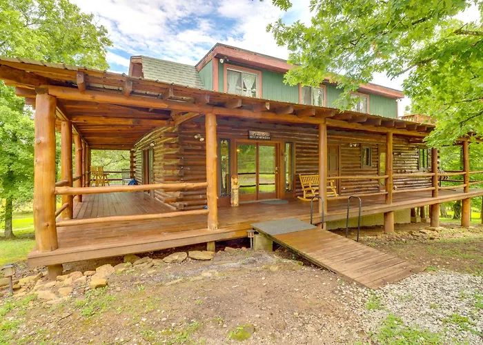 Game Room + Roof Deck: Ozarks Group Getaway!