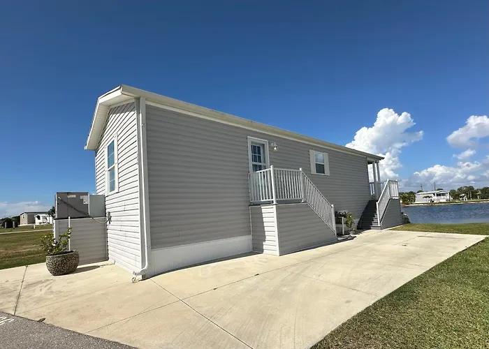 Lakefront Beach Retreat, Fort Myers Beach, Sanibel, Pickleball, 2 Pools, Fitness Center, & More!