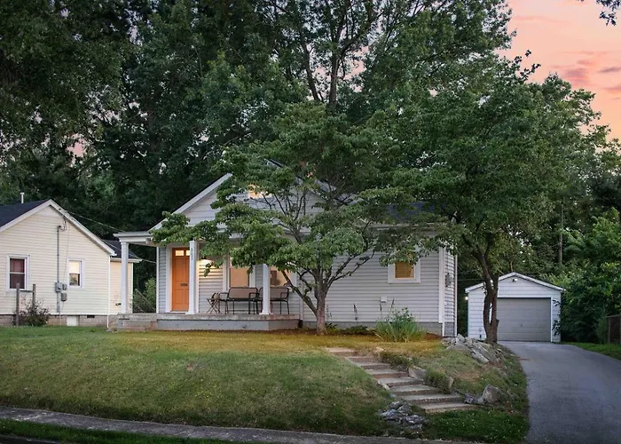 Parkview Cottage | Walkable To Food, Shops, Pool