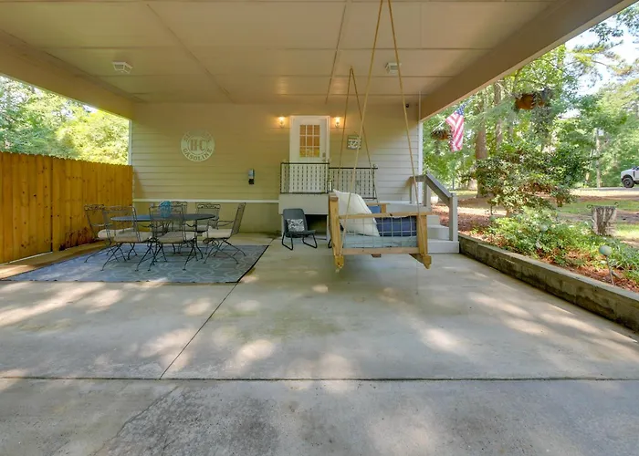 Walk To Lake Sinclair: Home W/ Covered Patio!