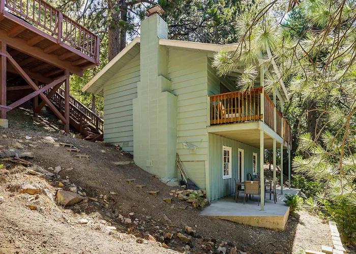Deck & Mtn Views! Woodsy Haven In Running Springs