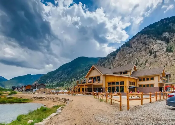 Trekker Townhome - Mountain Charm - New Floors