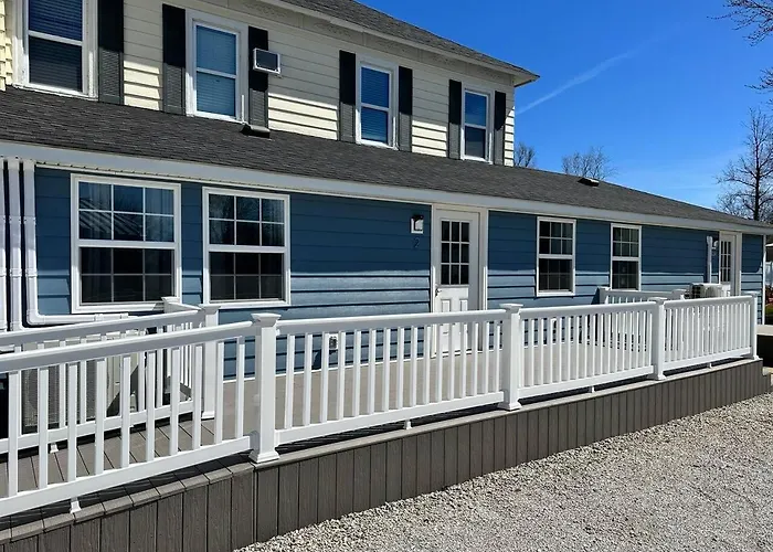 Cottage On Strip With 3 Bds 2 Bas
