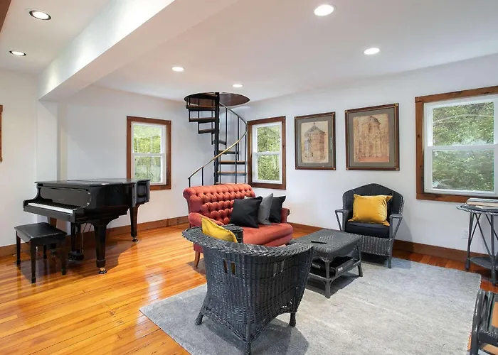 Lakefront, Kayaks Included, Come Unwind In Lenox!
